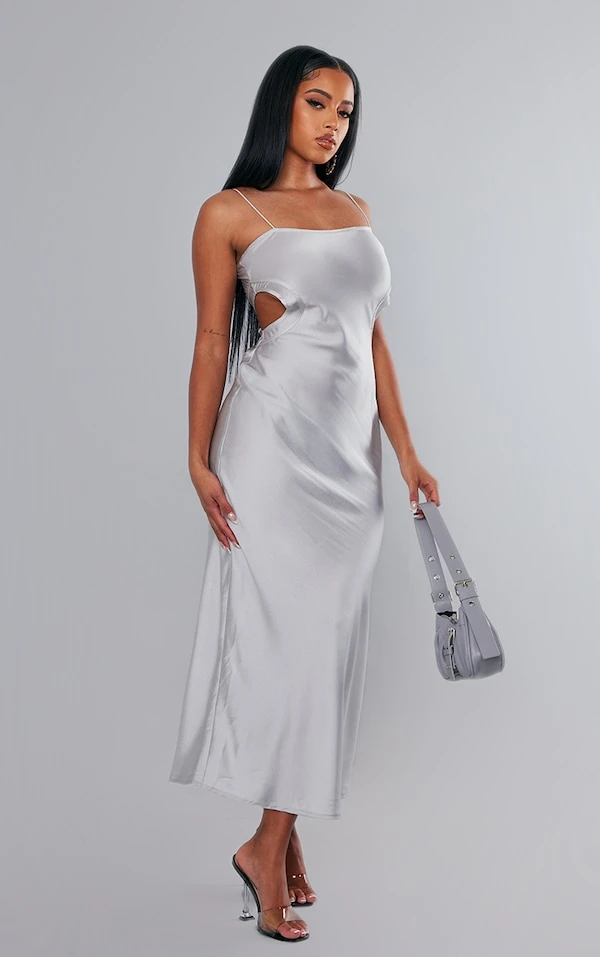 Robe Mi-longue Découpée Satinée Argentée à Liserés Et Bretelles Fines 1 Robe Mi-longue Découpée Satinée Argentée à Liserés Et Bretelles Fines