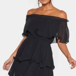 Robe Noire Fluide à Col Bardot Et Volants