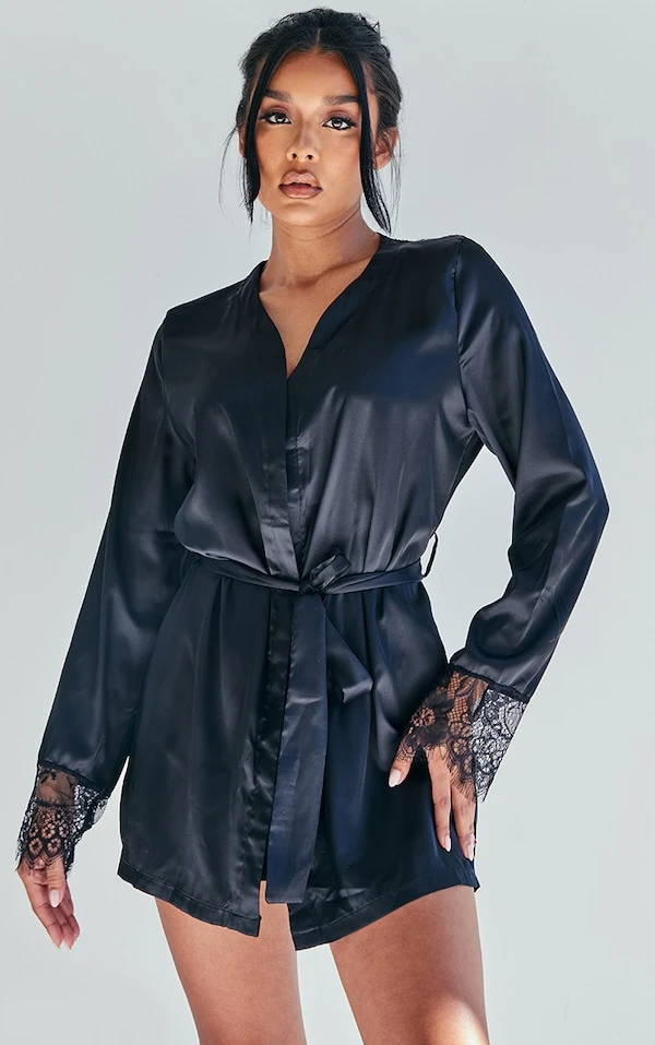 Robe De Chambre Satinée Noire à Dos Et Manchettes En Dentelle 2 Robe De Chambre Satinée Noire à Dos Et Manchettes En Dentelle – Image 2