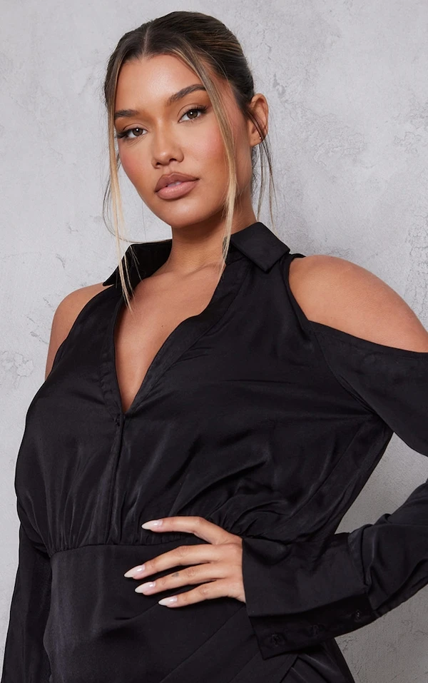 Robe Chemise Cache-coeur Satinée Noire à épaules Dénudées 4 Robe Chemise Cache-coeur Satinée Noire à épaules Dénudées – Image 4