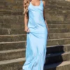 Robe Longue Satinée Bleue à Dos Nu Arrondi