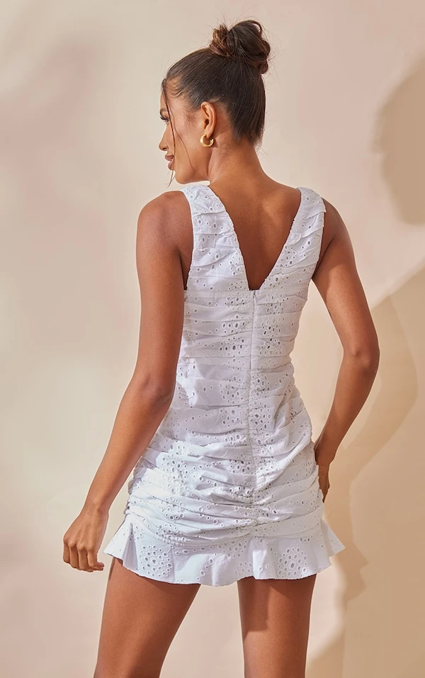 Robe Moulante Froncée Blanche Brodée à Décolleté Et Ourlet Volanté 2 Robe Moulante Froncée Blanche Brodée à Décolleté Et Ourlet Volanté – Image 2