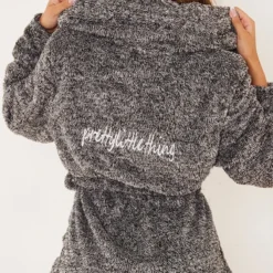 PRETTYLITTLETHING Robe De Chambre Gris Anthracite Duveteuse à Capuche 9 PRETTYLITTLETHING Robe De Chambre Gris Anthracite Duveteuse à Capuche -Jupe Lumine Soldes Boutique c47bae1b0534baa3c3dfcc662c491cb128155e66 clz4463 4