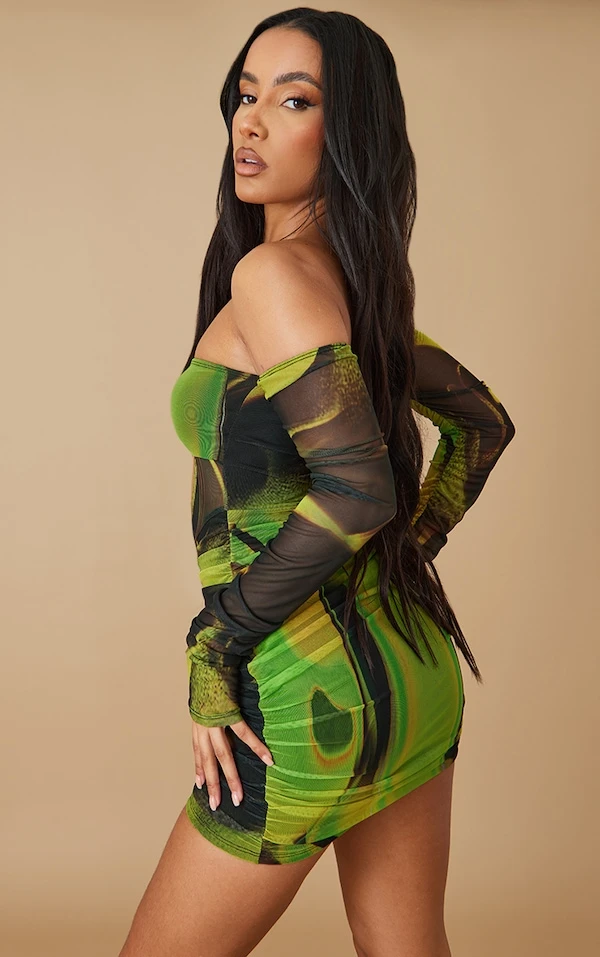 Robe Moulante Froncée En Mesh Imprimé Fumée Vert à Col Bardot 2 Robe Moulante Froncée En Mesh Imprimé Fumée Vert à Col Bardot – Image 2