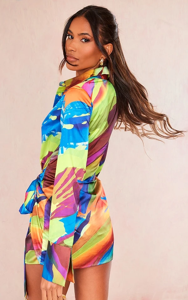 Robe Chemise Satinée Imprimé Abstrait Multicolore à Détail Noué 2 Robe Chemise Satinée Imprimé Abstrait Multicolore à Détail Noué – Image 2