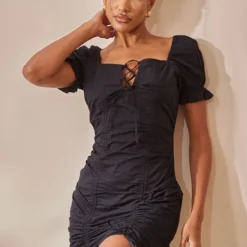 Robe Moulante Froncée Noire à Lacets Et Manches Bouffantes