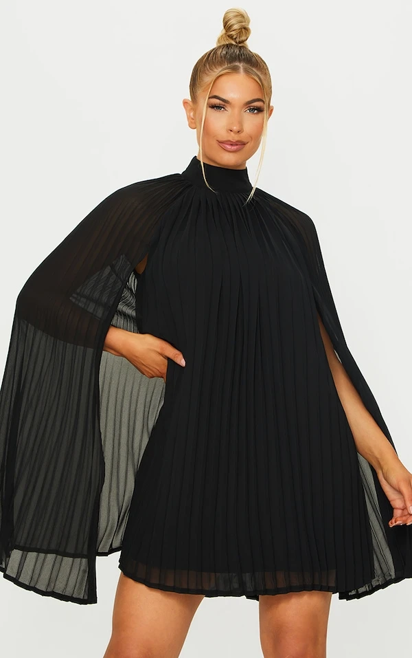 Robe Droite Style Cape Plissée Noire à Col Haut 3 Robe Droite Style Cape Plissée Noire à Col Haut – Image 3