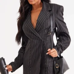 Robe Blazer Structurée Tissée Noire à Fines Rayures Et Taille Cintrée