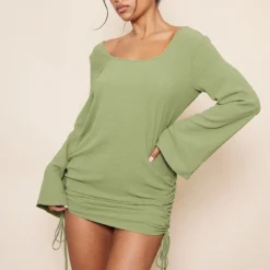 Robe Moulante Texturée Satinée Vert Sauge Kaki à Fronces Sur Les Côtés Et Dos Nu