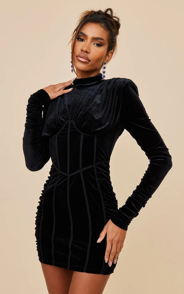Robe En Velours Noir à Col Montant Et Manches Longues Détails Liserés 1 Robe En Velours Noir à Col Montant Et Manches Longues Détails Liserés