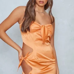 Robe Moulante Satinée Orange à Découpes Nouées Et Bretelles