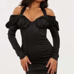 Label PLT Robe Moulante Structurée Noire Satinée Drapée à Col Bardot