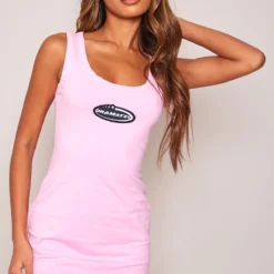 Robe Moulante Rose Vif Ă Badge Slogan