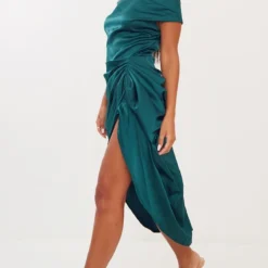 Robe Mi-longue Satinée Vert émeraude à épaules Dénudées Et Jupe Drapée -Jupe Lumine Soldes Boutique d4d4954f5bb2bfe3e3a15aa0e019bf90861ff720 cmv8119 4
