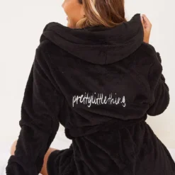 PRETTYLITTLETHING Robe De Chambre Noire Duveteuse à Capuche