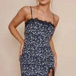 Robe Droite Bleu Marine Imprimé Petites Fleurs à Bretelles Et Détail Dentelle -Jupe Lumine Soldes Boutique da79add0d87bba36194c34e19c34d71baa703d12 cnc8296 3