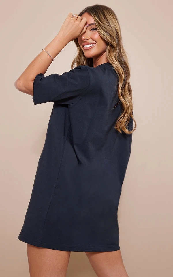 Robe T-shirt Noire à Manches Courtes Et Slogan Badge New York 2 Robe T-shirt Noire à Manches Courtes Et Slogan Badge New York – Image 2