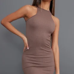 Robe Moulante Côtelée Taupe Foncé à Dos Nageur Et Contours