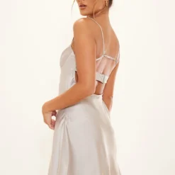 Robe Droite Satinée Argentée à Armatures Et Bretelles Dans Le Dos