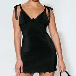 Robe Droite Plissée Noire à Bretelles Nouées Et Bonnets