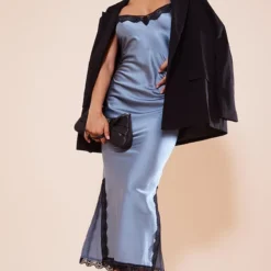 Robe Longue Satinée Bleue Fendue à Bordure En Dentelle Et Fines Bretelles