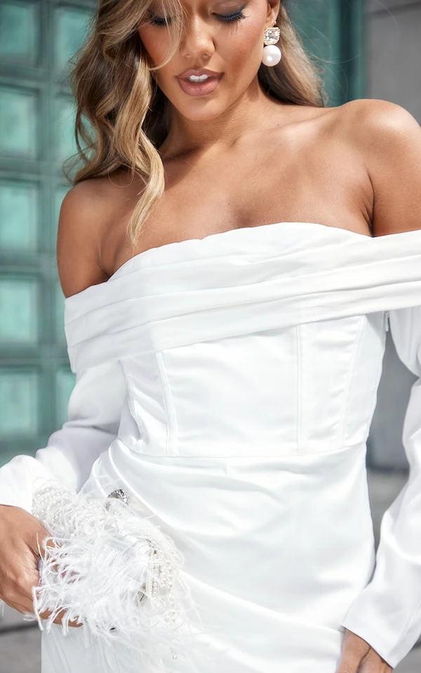 Robe Longue Blanche Fendue à Manches Longues Et Col Bardot 4 Robe Longue Blanche Fendue à Manches Longues Et Col Bardot – Image 4