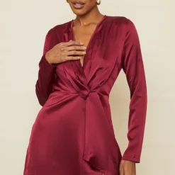 Robe Cache-coeur Satinée Bordeaux à Manches Longues