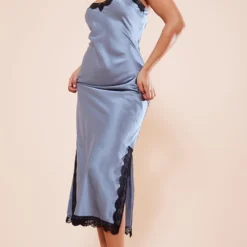 Robe Longue Satinée Bleue Fendue à Bordure En Dentelle Et Fines Bretelles -Jupe Lumine Soldes Boutique e4e82298d5243bbd8722803fb408d403f03d759a cnc3037 3