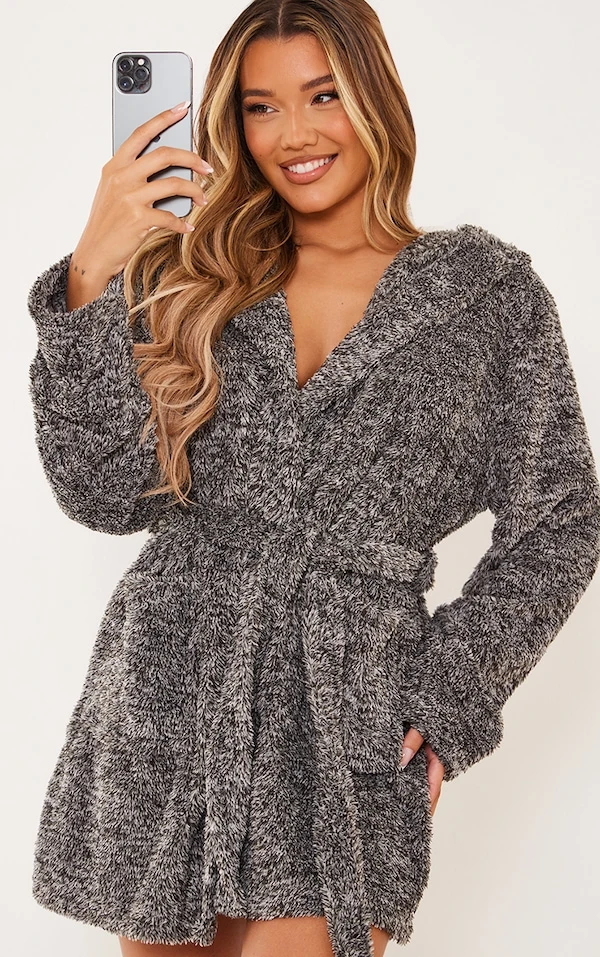 PRETTYLITTLETHING Robe De Chambre Gris Anthracite Duveteuse à Capuche 1 PRETTYLITTLETHING Robe De Chambre Gris Anthracite Duveteuse à Capuche