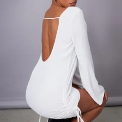 Robe Moulante Texturée Satinée Blanche à Fronces Sur Les Côtés Et Dos Nu