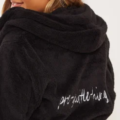 PRETTYLITTLETHING Robe De Chambre Noire Duveteuse à Capuche -Jupe Lumine Soldes Boutique e7f6fe6d32bda2a00d6fe051fc0da831a450418a cmc5053 4