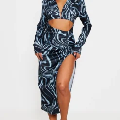 Robe Chemise Mi-longue Satinée Tissée Imprimé Tourbillons Zébrés Noir & Blanc Et Découpes