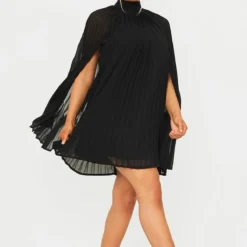 Robe Droite Style Cape Plissée Noire à Col Haut