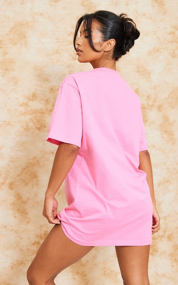 Robe T-shirt Manches Longues Rose Vif à Slogan Valencia 2 Robe T-shirt Manches Longues Rose Vif à Slogan Valencia – Image 2