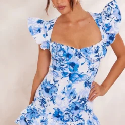 Robe Moulante Fleurie Bleue à Armatures Et Bretelles Volantées Dans Le Dos