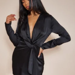 Robe Cache-coeur Satinée Noire à Manches Longues