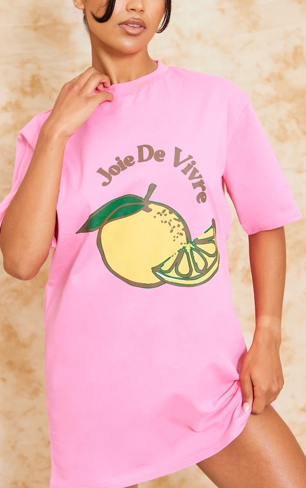 Robe T-shirt Manches Longues Rose Vif à Slogan Valencia 3 Robe T-shirt Manches Longues Rose Vif à Slogan Valencia – Image 3