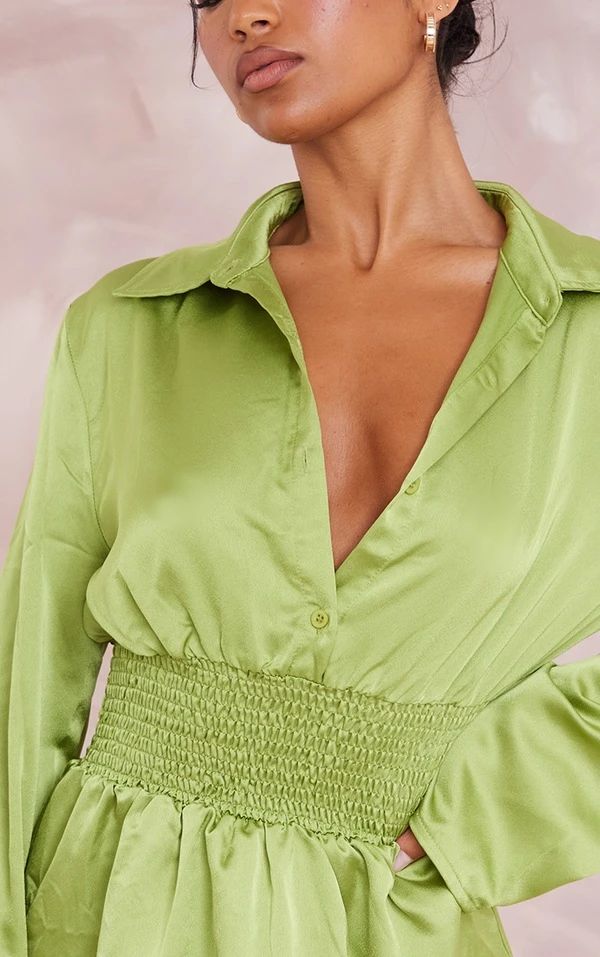 Robe Chemise Satinée Vert Olive à Taille Froncée 4 Robe Chemise Satinée Vert Olive à Taille Froncée – Image 4