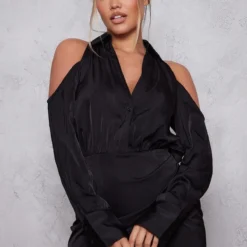 Robe Chemise Cache-coeur Satinée Noire à épaules Dénudées