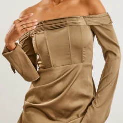 Robe Droite Satinée Plissée Kaki à Col Bardot Et Manches évasées 8 Robe Droite Satinée Plissée Kaki à Col Bardot Et Manches évasées -Jupe Lumine Soldes Boutique f1c98f1ff4b88d8eec548e853e71307c96c6a90f cnc6159 4