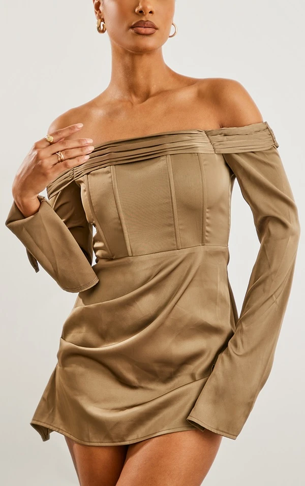 Robe Droite Satinée Plissée Kaki à Col Bardot Et Manches évasées 4 Robe Droite Satinée Plissée Kaki à Col Bardot Et Manches évasées – Image 4