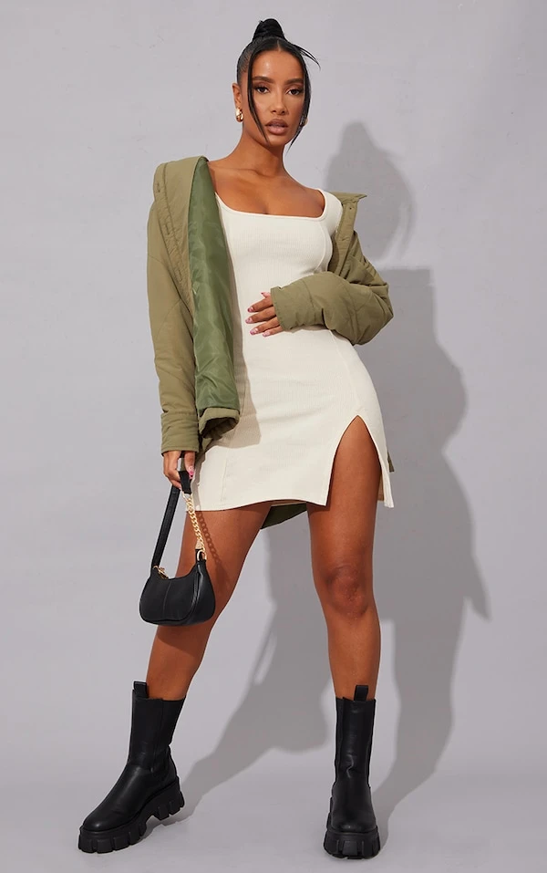 Robe Moulante Fendue Côtelée Crème à Col Carré Et Manches Longues 4 Robe Moulante Fendue Côtelée Crème à Col Carré Et Manches Longues – Image 4