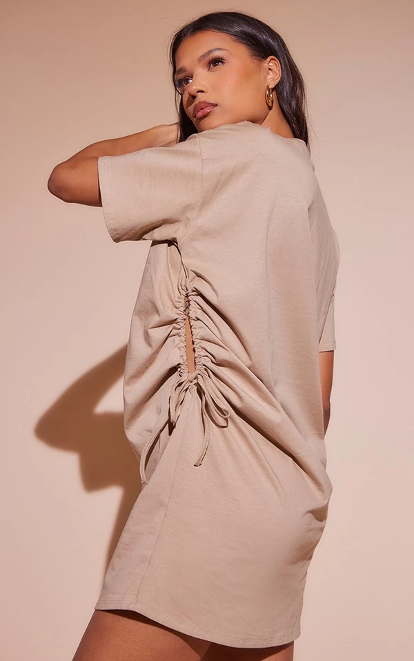 Robe T-shirt Sable Pâle Découpée à Fronces Sur Le Côté 2 Robe T-shirt Sable Pâle Découpée à Fronces Sur Le Côté – Image 2