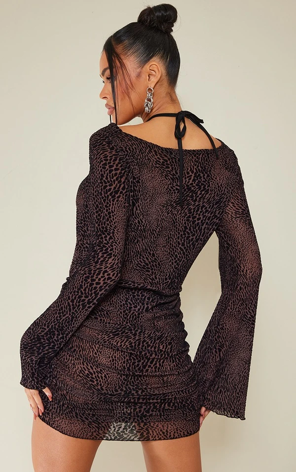 Robe Moulante Floquée Chocolat à Fronces Et Col Bénitier Détail Noué 2 Robe Moulante Floquée Chocolat à Fronces Et Col Bénitier Détail Noué – Image 2