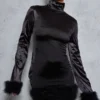 Robe Moulante Satinée Noire à Col Montant Et Bordures En Plumes