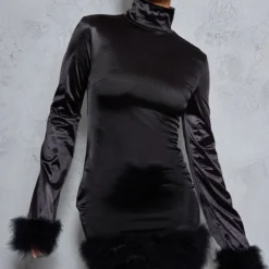 Robe Moulante Satinée Noire à Col Montant Et Bordures En Plumes