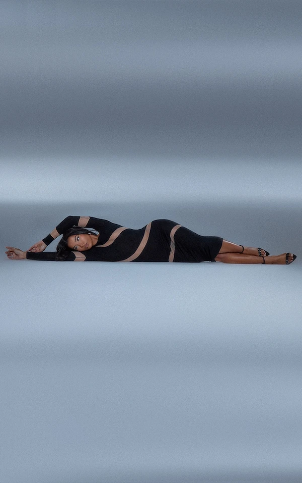 Robe En Maille Tricot Transparente Noire à Parties Contrastantes 3 Robe En Maille Tricot Transparente Noire à Parties Contrastantes – Image 3