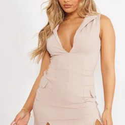 Robe Moulante Décolletée Sable Sans Manches à Détail Poches