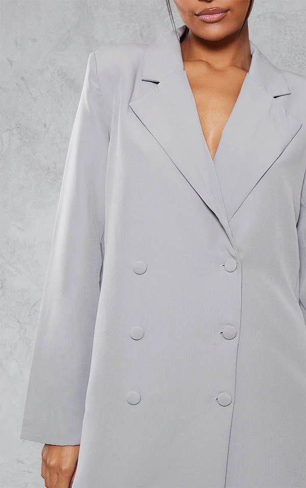 Robe Blazer Oversize Grise à Double Boutonnière Et épaulettes 4 Robe Blazer Oversize Grise à Double Boutonnière Et épaulettes – Image 4