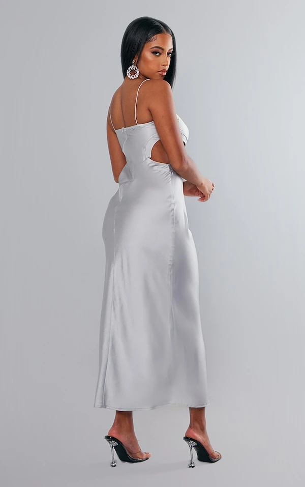 Robe Mi-longue Découpée Satinée Argentée à Liserés Et Bretelles Fines 2 Robe Mi-longue Découpée Satinée Argentée à Liserés Et Bretelles Fines – Image 2